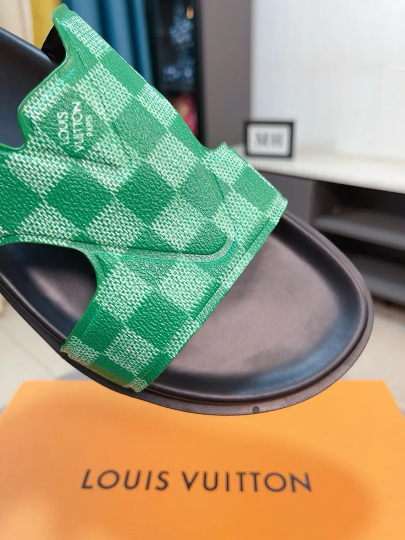 Men's shoes💰300🌹🌹【LV】Multi-color new men's slippers, original top-quality version, original special cowhide with pebbled embossing➕sheepskin on the inner and side, non-slip combination sole, more stable walking, more comfortable and lightweight, high-end and generous, size: 38~44